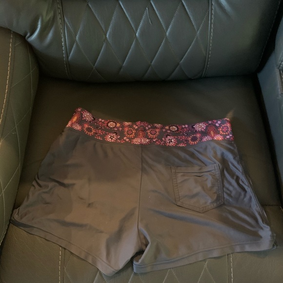 ATHLETA SHORTS - Picture 2 of 4